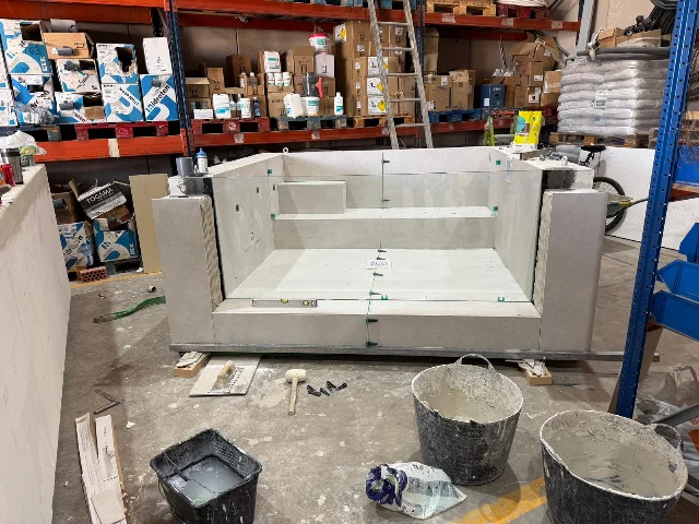 Fabricación y acabados de la piscina en taller.