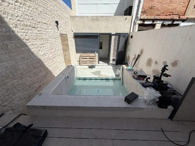 Instalación de la piscina en el patio.