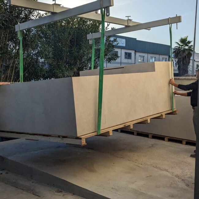 Instalación de piscina prefabricada en Sevilla con grúa