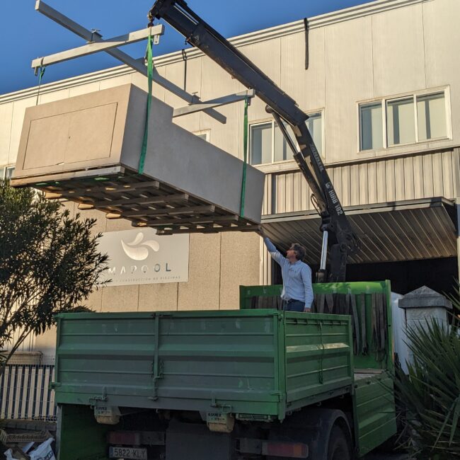 Transporte de piscina prefabricada en Sevilla hacia instalación