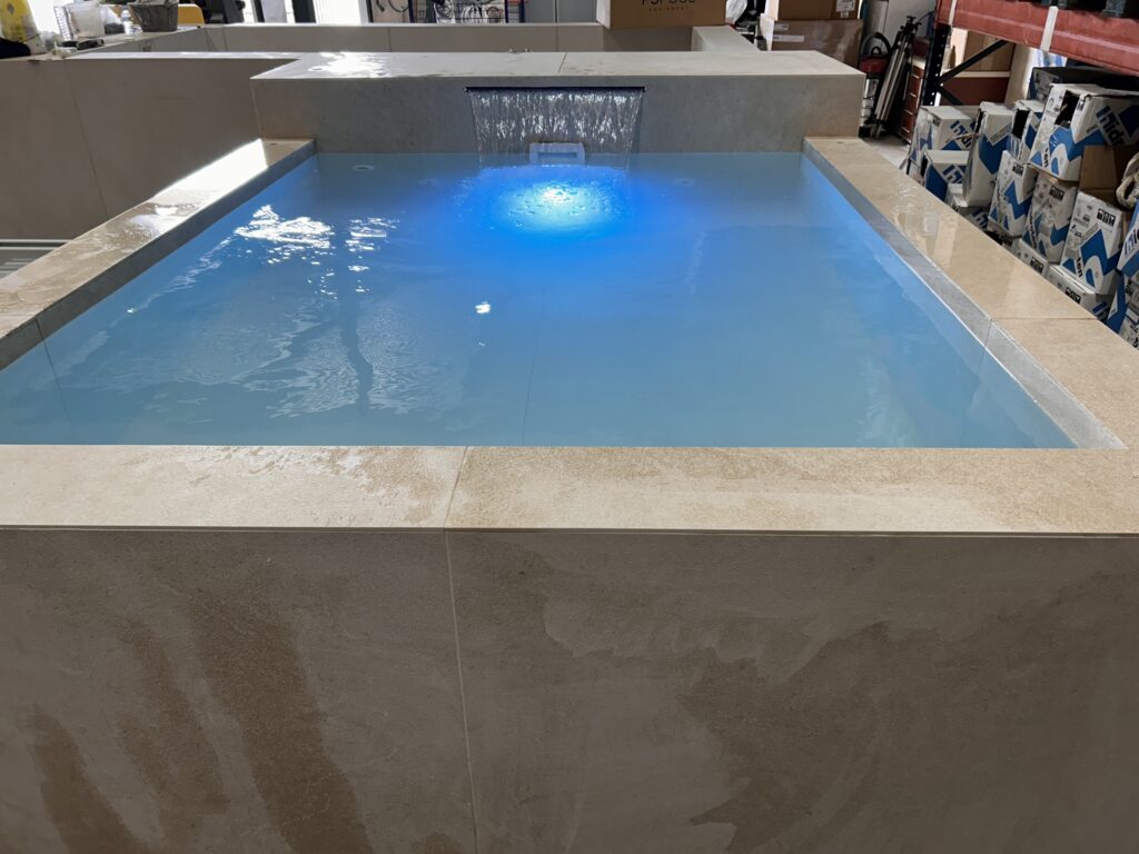 Piscina prefabricada modelo Adriático instalada en Sevilla