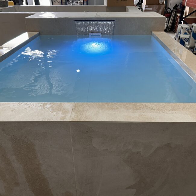 Piscina prefabricada modelo Adriático instalada en Sevilla
